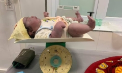 Khâm phục bà mẹ sinh thường bé gái nặng 5,5 kg ở Nghệ An