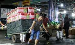 Trải lòng của những nữ cửu vạn “oằn mình” mưu sinh trong đêm khi Covid diễn biến phức tạp