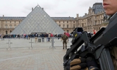 Nghi phạm tấn công trước bảo tàng Louvre là người Ai Cập