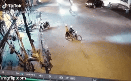 Đang đi đôi nam nữ đột nhiên dừng xe giữa phố, hành động sau đó của cô gái mới gây 