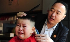 Trung Quốc: Trẻ em khóc thét vì phải cắt tóc vào ngày May Mắn