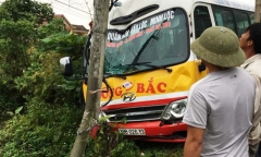 Xe buýt lao vào cột điện, hàng chục hành khách hoảng loạn