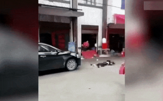 Cãi nhau trên đường, chồng lạnh lùng lái xe chèn qua người vợ tới 3 lần