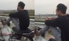 Clip: Sốc với màn lái xe máy bằng chân của nam thanh niên trên đường