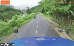 Video: Tài xế container đánh lái