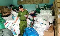 Phát hiện cơ sở sản xuất hơn 900 kg bột ngọt giả