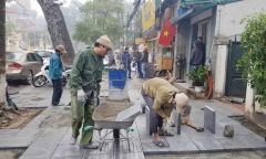 Quận Hoàn Kiếm lát đá vỉa hè bền 70 năm phục vụ người dân đón Tết