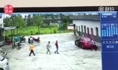 Đau lòng cảnh cha lái xe cán qua con đang ngồi chơi