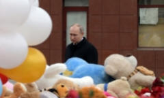 Tổng thống Putin đặt hoa tưởng niệm các nạn nhân trong vụ hỏa hoạn trung tâm thương mại ở Nga