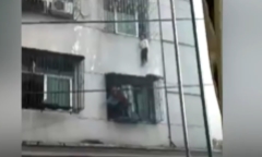 Clip: Giải cứu bé trai bị kẹt đầu vào 
