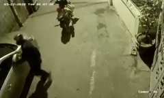 Video: Mang bao tải đi bẻ trộm gương ô tô ở Hà Nội