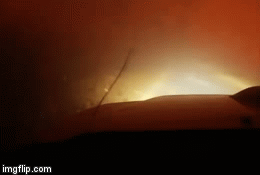 Video: Nữ tài xế hoảng loạn vừa khóc vừa lái xe qua biển lửa như tận thế ở Mỹ