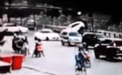 Video: Nữ tài xế lùi xe Mazda trúng người đi đường, lao khỏi lan can rơi xuống bờ kè