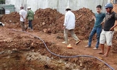Phụ hàng xóm sửa vuông tôm, người đàn ông bị đất sụp đè tử vong