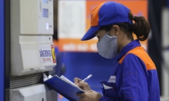 Giá xăng giảm 862 đồng