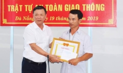 Đà Nẵng: Biểu dương công dân đục mảng bê tông thừa trên đường