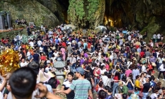 Hàng vạn du khách đổ về ngày đầu khai hội chùa Hương, bến đò chật cứng người