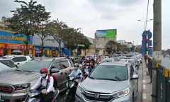 Cửa ngõ Hà Nội ùn tắc chiều mùng 6 Tết, ô tô, xe máy nhích từng mét trên đường