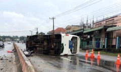 Tin tức tai nạn giao thông mới nhất hôm nay 14/9/2019: Người dân phá cửa cứu sống 26 người gặp nạn