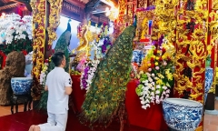 Đàm Vĩnh Hưng bất ngờ mang lễ 'độc' đến cúng Tổ
