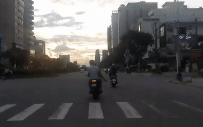 Phẫn nộ cảnh hai thanh niên sàm sỡ cô gái khi đang phóng xe trên đường