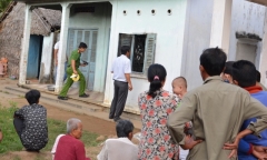 Bị phóng hỏa khi đang thắp nhang, người phụ nữ nhảy xuống sông để dập lửa