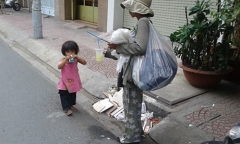 Nuôi đứa bé bị bỏ rơi, bà mẹ lượm ve chai bất ngờ với 'món quà' sau hơn 20 năm