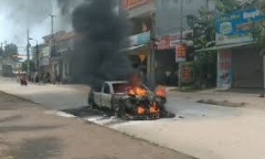 Video: Hốt hoảng nhìn xe hoa bốc cháy dữ dội giữa đường 