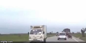 Video: Sang đường không quan sát, người phụ nữ bị ôtô tông ngã nhào