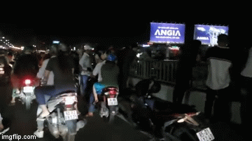 Video: Nam thanh niên đu lan can cầu la hét đòi tự tử lúc nửa đêm