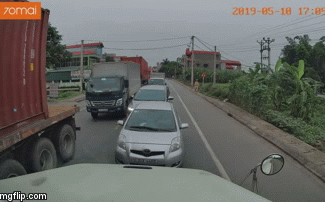 Video: Thấy đường tắc, nhiều tài xế đánh lái lấn làn gặp ngay bác tài