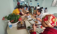 Chuyện cảm động về quán cơm 2.000 đồng và tâm sự của những mảnh đời khốn khó