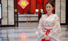 Ngỡ ngàng trước vẻ đẹp ngọt ngào của lễ tân robot