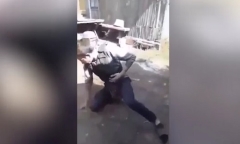 Video: Lấy thân mình thử áo chống đạn, thanh niên bị đạn găm thẳng vào bụng