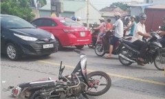 Tin tức tai nạn giao thông mới nhất hôm nay 11/8/2019: Xe buýt chạy lấn làn, tông 2 nam sinh