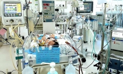 Hít phân su trong bụng mẹ, phổi bé trai sơ sinh tổn thương nặng
