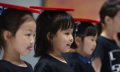 Ngành công nghiệp người mẫu nhí nở rộ ở Trung Quốc: Nuôi dưỡng ước mơ hay đánh cắp tuổi thơ?