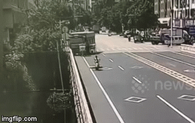 Video: Tránh xe lam, ô tô tải đánh lái quá tay lao thẳng xuống sông
