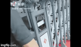 Video: Bé trai bỏ trốn ngoạn mục trong ngày khai giảng khiến bác bảo vệ khốn đốn