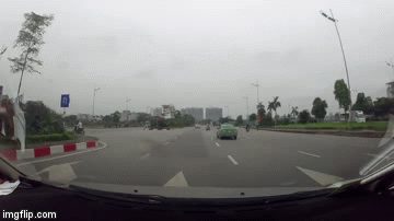 Video: Khoảnh khắc người đàn ông đi xe máy ngược chiều bị taxi hất tung ở Hà Nội