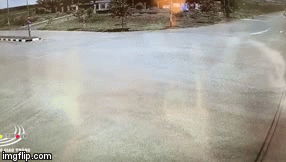 Video: Ám ảnh cảnh người phụ nữ đi xe máy bị ô tô húc văng xa trăm mét ở ngã tư