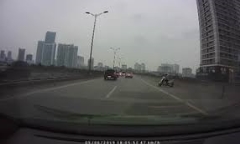 Video: Hoảng hồn xe “ninja Lead” định đi ngược chiều trên cao tốc