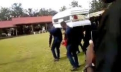 Video: Hậu quả đáng tiếc vì nhảy nhót quá đà trong lúc khênh quan tài