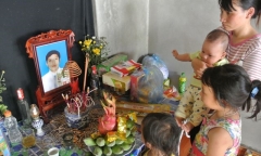 Xót thương cảnh bố qua đời vì tai nạn trên đường đi xin sữa cho con, bỏ lại 4 mẹ con bơ vơ
