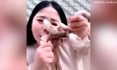 Video: Livestream ăn bạch tuộc sống, nữ vlogger xinh đẹp nhận cái kết bẽ bàng