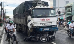 Xe tải tông hàng loạt xe máy, 11 người bị thương