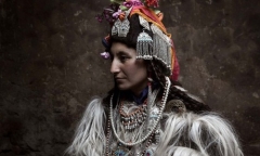 Tìm hiểu bộ tộc miền núi khuyến khích đổi vợ và thỏa mái hôn người lạ