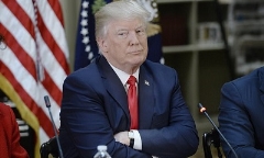 Tổng thống Trump ‘bất bình’ khi xem video người gốc Việt bị lôi khỏi máy bay