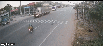 Video: Xe máy sang đường ẩu bị ôtô khách đâm văng nhiều mét và cái kết khó tin