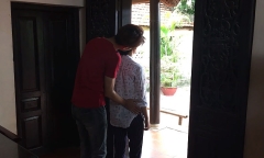 Lộ clip hậu trường phim Về nhà đi con, Ánh Dương bị con trai cô Hạnh bán hoa sàm sỡ